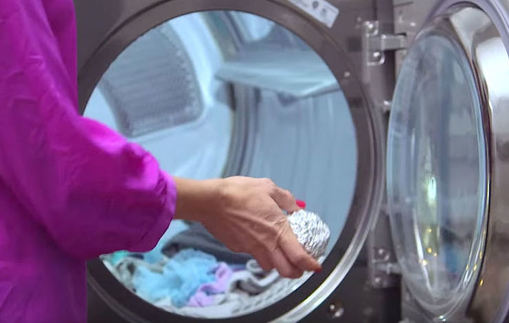 Wow: Try adding a ball of aluminium foil to your dryer when doing laundry! This is amazing!