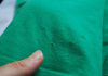 Zo ontstaan die kleine gaatjes dus in je t-shirt pequenos buracos