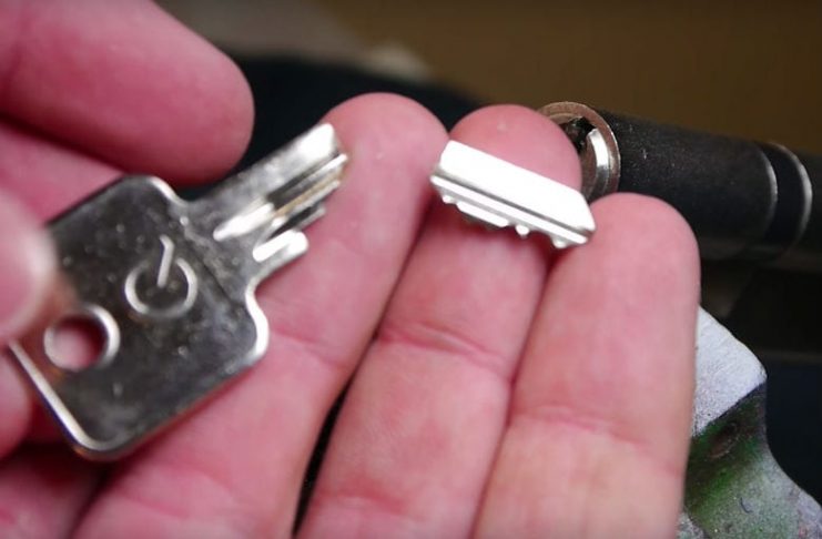 How to remove a broken key from a lock without needing a locksmith chave quebrada