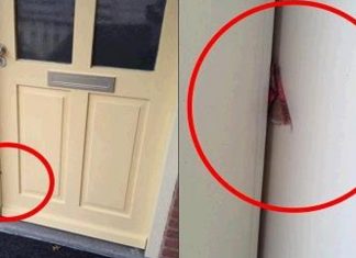 A polícia avisa sobre pedaços de papelão entre a porta da frente! Chame a polícia quando você ver isso! papelão