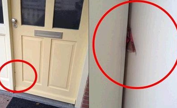 Police warning: Call the police when you see a piece of cardboard between the front door! papelão